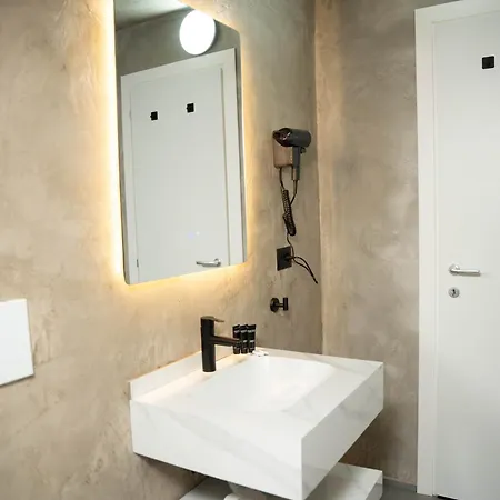 מלון Garden Boutique 4*